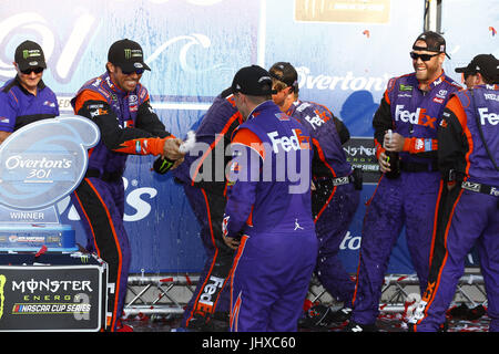 Loudon, NH, USA. 16. Juli 2017. 16. Juli 2017 - Loudon, NH, USA: Denny Hamlin (11) gewinnt die Overton 301 auf dem New Hampshire Motor Speedway in Loudon, NH. Bildnachweis: Chris Owens Asp Inc/ASP/ZUMA Draht/Alamy Live-Nachrichten Stockfoto