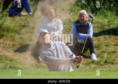 Ayrshire, Schottland, Vereinigtes Königreich. 16. Juli 2017. Der letzte Tag des Aberdeen Asset Management, die, das Scottish Open Golf Championship viel Drama und spannende Spiel aus ein internationales Teilnehmerfeld Golfer im Wettbewerb um den Pokal und Preis Geld zur Verfügung gestellt. Die Konkurrenz war über Dundonald Links in der Nähe von Irvine Ayrshire Schottland in der heißen Sommersonne gespielt und endete mit einem dramatischen Sieg für RAFA CABRERA BELLO Form Spanien Kredit: Findlay/Alamy Live News Stockfoto