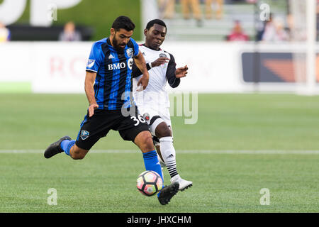 Ottawa, Kanada. 12. Juli 2017. Montreal Impact Verteidiger Victor Cabrera (36) steuert den Ball wie Ottawa Fury FC Verteidiger Adonijah Reid (30) Chase in der Major League Soccer und United Soccer League Freundschaftsspiel zwischen Montreal Impact und Ottawa Fury FC am TD Place Stadium in Ottawa, Kanada gibt. Daniel Lea/CSM/Alamy Live-Nachrichten Stockfoto