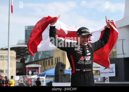 Toronto, Kanada. 16. Juli 2017. Parker Thompson # 90 bekommt seinen zweiten Sieg des Wochenendes in der USF2000-Serie, es war ein hart erkämpften Sieg für kanadische Parker Thompson und der Toronto-Masse in angenehm jubelten, als sie die Ziellinie überquerte. Parker hat einen Sieg Sprung aus seinem Auto durch das Podium Credit: Lukas Durda/Alamy Live News Stockfoto