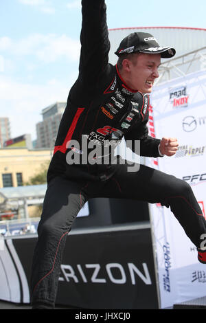 Toronto, Kanada. 16. Juli 2017. Parker Thompson # 90 bekommt seinen zweiten Sieg des Wochenendes in der USF2000-Serie, es war ein hart erkämpften Sieg für kanadische Parker Thompson und der Toronto-Masse in angenehm jubelten, als sie die Ziellinie überquerte. Parker hat einen Sieg Sprung aus seinem Auto durch das Podium Credit: Lukas Durda/Alamy Live News Stockfoto