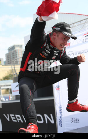 Toronto, Kanada. 16. Juli 2017. Parker Thompson # 90 bekommt seinen zweiten Sieg des Wochenendes in der USF2000-Serie, es war ein hart erkämpften Sieg für kanadische Parker Thompson und der Toronto-Masse in angenehm jubelten, als sie die Ziellinie überquerte. Parker hat einen Sieg Sprung aus seinem Auto durch das Podium Credit: Lukas Durda/Alamy Live News Stockfoto