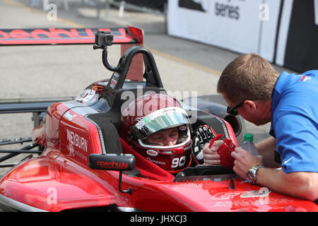 Toronto, Kanada. 16. Juli 2017. Parker Thompson # 90 bekommt seinen zweiten Sieg des Wochenendes in der USF2000-Serie, es war ein hart erkämpften Sieg für kanadische Parker Thompson und der Toronto-Masse in angenehm jubelten, als sie die Ziellinie überquerte. Parker hat einen Sieg Sprung aus seinem Auto durch das Podium Credit: Lukas Durda/Alamy Live News Stockfoto