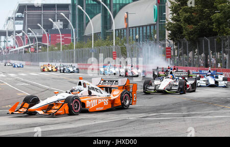 Toronto, Kanada. 16. Juli 2017. Team Penske Treiber Josef Newgarden (L) der Vereinigten Staaten Rennen während der 2017 Honda Indy Toronto von Verizon IndyCar Series Rennen an Exhibition Place in Toronto, Kanada, 16. Juli 2017. Team Penske Treiber Josef Newgarden der Vereinigten Staaten beansprucht den Titel mit einer Zeit von 1:35:05.3522. Bildnachweis: Zou Zheng/Xinhua/Alamy Live-Nachrichten Stockfoto