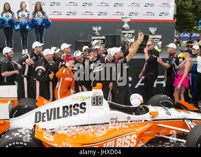 Toronto, Kanada. 16. Juli 2017. Team Penske Treiber Josef Newgarden(L, Front) der Vereinigten Staaten posiert für Fotos mit den Teammitgliedern während der Verleihung der 2017 Honda Indy Toronto von Verizon IndyCar Series Rennen an Exhibition Place in Toronto, Kanada, 16. Juli 2017. Team Penske Treiber Josef Newgarden der Vereinigten Staaten beansprucht den Titel mit einer Zeit von 1:35:05.3522. Bildnachweis: Zou Zheng/Xinhua/Alamy Live-Nachrichten Stockfoto