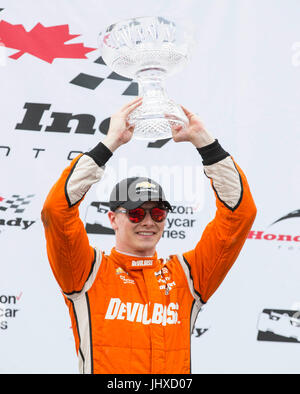 Toronto, Kanada. 16. Juli 2017. Team Penske Treiber Josef Newgarden der Vereinigten Staaten feiert Sieg mit seiner Trophäe während der Verleihung der 2017 Honda Indy Toronto von Verizon IndyCar Series Rennen an Exhibition Place in Toronto, Kanada, 16. Juli 2017. Team Penske Treiber Josef Newgarden der Vereinigten Staaten beansprucht den Titel mit einer Zeit von 1:35:05.3522. Bildnachweis: Zou Zheng/Xinhua/Alamy Live-Nachrichten Stockfoto