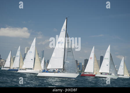 Chicago, IL, USA. 15. Juli 2017. Die Boote sind in der Chicago-Race to Mackinac. Die '' Kreuzfahrt '' Flotte der langsamere Boote begann ihre in-the-Lake Reise am Freitag Nachmittag, 14. Juli. Am Samstag begann 19 Flotten der Boote in Wellen alle zehn Minuten. Das größte und schnellste Boot wurden in den letzten beiden Abschnitten - Turbo und Multihull. Rekordhalter für Zeit für ein Monohull ereignete sich im Jahr 2002 durch Roy Disneys Pyewacket auf 23 Stunden 30 Minuten. Bildnachweis: Karen I. Hirsch/ZUMA Draht/Alamy Live-Nachrichten Stockfoto