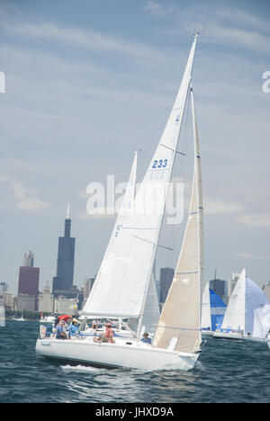 Chicago, IL, USA. 15. Juli 2017. Die Boote sind in der Chicago-Race to Mackinac. Die '' Kreuzfahrt '' Flotte der langsamere Boote begann ihre in-the-Lake Reise am Freitag Nachmittag, 14. Juli. Am Samstag begann 19 Flotten der Boote in Wellen alle zehn Minuten. Das größte und schnellste Boot wurden in den letzten beiden Abschnitten - Turbo und Multihull. Rekordhalter für Zeit für ein Monohull ereignete sich im Jahr 2002 durch Roy Disneys Pyewacket auf 23 Stunden 30 Minuten. Starke Winde und Wellen haben 70 Boote aus dem Rennen am Sonntag Nachmittag fallen verursacht. Zwei Boote gekentert. 5 Besatzungsmitglieder wurden von einem anderen gerettet. Stockfoto