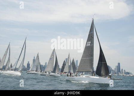 Chicago, IL, USA. 15. Juli 2017. Die Boote sind in der Chicago-Race to Mackinac. Die '' Kreuzfahrt '' Flotte der langsamere Boote begann ihre in-the-Lake Reise am Freitag Nachmittag, 14. Juli. Am Samstag begann 19 Flotten der Boote in Wellen alle zehn Minuten. Das größte und schnellste Boot wurden in den letzten beiden Abschnitten - Turbo und Multihull. Rekordhalter für Zeit für ein Monohull ereignete sich im Jahr 2002 durch Roy Disneys Pyewacket auf 23 Stunden 30 Minuten. Starke Winde und Wellen haben 70 Boote aus dem Rennen am Sonntag Nachmittag fallen verursacht. Zwei Boote gekentert. 5 Besatzungsmitglieder wurden von einem anderen gerettet. Stockfoto