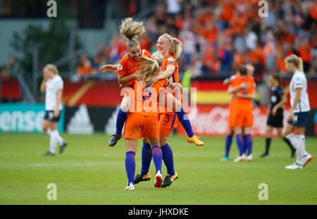 Utrecht, Niederlande. 16. Juli 2017. Niederländische Spieler feiern nach dem Sieg gegen Norwegen während der UEFA Women's EURO 2017 Fußball Turnier Eröffnungsspiel im Stadion Galgenwaard in Utrecht, Niederlande, 16. Juli 2017. Die Niederlande gewannen das Spiel mit 1: 0. Bildnachweis: Ye Pingfan/Xinhua/Alamy Live-Nachrichten Stockfoto