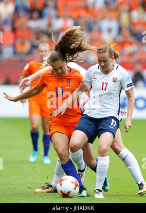 Utrecht, Niederlande. 16. Juli 2017. Lieke Martens (L) der Niederlande wetteifert mit Kristine Minde von Norwegen während der UEFA Women's EURO 2017 Fußball Turnier Eröffnungsspiel zwischen den Niederlanden und Norwegen am Stadion Galgenwaard in Utrecht, Niederlande, 16. Juli 2017. Die Niederlande gewannen das Spiel mit 1: 0. Bildnachweis: Ye Pingfan/Xinhua/Alamy Live-Nachrichten Stockfoto