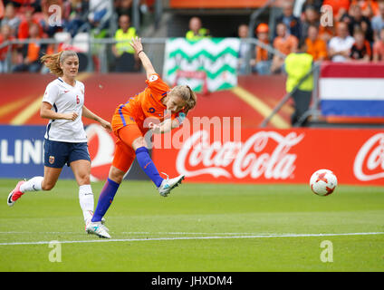 Utrecht, Niederlande. 16. Juli 2017. Vivianne Miedema (R) der Niederlande macht einen Schuss während der UEFA Women's EURO 2017 Fußball Turnier Eröffnungsspiel zwischen den Niederlanden und Norwegen am Stadion Galgenwaard in Utrecht, Niederlande, 16. Juli 2017. Die Niederlande gewannen das Spiel mit 1: 0. Bildnachweis: Ye Pingfan/Xinhua/Alamy Live-Nachrichten Stockfoto