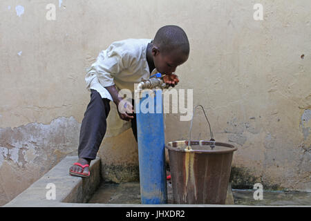 Maiduguri, Nigeria. 30. Juni 2017. Ali Audu (6) Trinkwasser in einem UN-Tranist-Zentrum in der nordöstlichen Stadt Maiduguri in Nigeria, 30. Juni 2017. Der Terrormiliz riss er nach seinem Vater Joind von Boko Haram Lager. Er war von der nigerianischen Militär abgeholt und in Untersuchungshaft genommen. Seit seiner Freilassung lebte er im Transit Centre. Foto: Kristin Palitza/Dpa/Alamy Live News Stockfoto