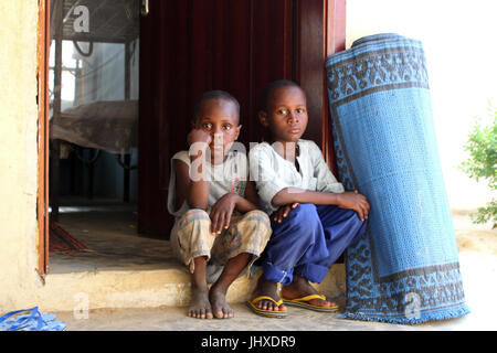 Maiduguri, Nigeria. 30. Juni 2017. Mohammed Abdullahi (10, R) und sein Bruder Abba (8) sitzen in einem UN-Tranist-Zentrum in der nordöstlichen Stadt Maiduguri in Nigeria, 30. Juni 2017. Sie waren von Boko Haram entführt und nach ihrer Entlassung von der nigerianischen Militär verhört. Seit ihrer Entlassung Leben sie im Transit Centre. Foto: Kristin Palitza/Dpa/Alamy Live News Stockfoto