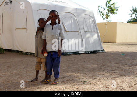 Maiduguri, Nigeria. 30. Juni 2017. Mohammed Abdullahi (10, R) und sein Bruder Abba (8) spielt in einem UN-Tranist-Zentrum in der nordöstlichen Stadt Maiduguri in Nigeria, 30. Juni 2017. Sie waren von Boko Haram entführt und nach ihrer Entlassung von der nigerianischen Militär verhört. Seit ihrer Entlassung Leben sie im Transit Centre. Foto: Kristin Palitza/Dpa/Alamy Live News Stockfoto