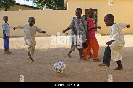 Maiduguri, Nigeria. 30. Juni 2017. Ali Audu (6, R) Fußball spielen mit anderen Kindern in einem UN-Tranist-Zentrum in der nordöstlichen Stadt Maiduguri in Nigeria, 30. Juni 2017. Der Terrormiliz riss er nach seinem Vater Joind von Boko Haram Lager. Er war von der nigerianischen Militär abgeholt und in Untersuchungshaft genommen. Seit seiner Freilassung lebte er im Transit Centre. Foto: Kristin Palitza/Dpa/Alamy Live News Stockfoto