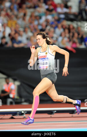 London, UK. 16. Juli 2017. Irmgard Bensusan (GER) läuft in der Zielgeraden zum Sieg in der Frauen nehmen; s 400m T44-Finale bei den Para Leichtathletik-Weltmeisterschaft in London Stadium, Queen Elizabeth Olympic Park. Bildnachweis: Michael Preston/Alamy Live-Nachrichten Stockfoto