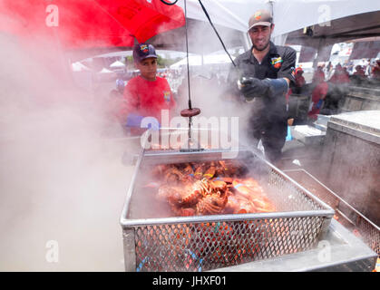 Los Angeles, USA. 16. Juli 2017. Küchenchef Hummer vorbereiten während der jährlichen Hafen von Los Angeles Lobster Festival in San Pedro, Kalifornien, USA, 16. Juli 2017. Bildnachweis: Zhao Hanrong/Xinhua/Alamy Live-Nachrichten Stockfoto