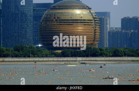 Hangzhou, China Zhejiang Provinz. 16. Juli 2017. Menschen schwimmen über den Qiantang-Fluss in Hangzhou, Hauptstadt der ostchinesischen Provinz Zhejiang, am 16. Juli 2017. In der "2017 Überquerung des Flusses Qiantang" Aktivität in Hangzhou teilgenommen am Sonntag etwa 2.000 Schwimmer aus ganz China. Bildnachweis: Li Zhong/Xinhua/Alamy Live-Nachrichten Stockfoto