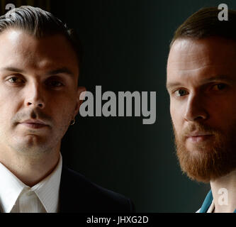 Berlin, Deutschland. 12. Juli 2017. Theo Hutchcraft (l) und Adam Anderson von der britischen Synthie-Pop-band Hurts, fotografiert in Berlin, Deutschland, 12. Juli 2017. Foto: Jens Kalaene/Dpa-Zentralbild/ZB/Dpa/Alamy Live News Stockfoto