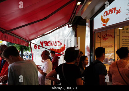 Berlin, Deutschland. 14. Juli 2017. Blick auf die Curry-Wurst-Fast-Food stehen "Curry 36" in dem Stadtteil Kreuzberg in Berlin, Deutschland, 14. Juli 2017. Foto: Jens Kalaene/Dpa-Zentralbild/ZB/Dpa/Alamy Live News Stockfoto