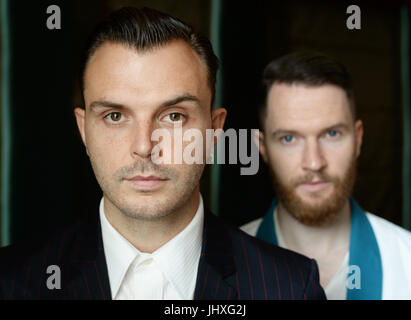 Berlin, Deutschland. 12. Juli 2017. Theo Hutchcraft (l) und Adam Anderson von der britischen Synthie-Pop-band Hurts, fotografiert in Berlin, Deutschland, 12. Juli 2017. Foto: Jens Kalaene/Dpa-Zentralbild/ZB/Dpa/Alamy Live News Stockfoto