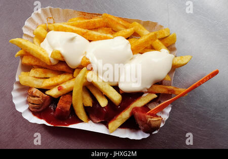 Berlin, Deutschland. 14. Juli 2017. Curry Wurst ("Currywurst"), Pommes frites, Mayonnaise und Ketchup auf einem Karton Teller, fotografiert im Bezirk Kreuzberg in Berlin, Deutschland, 14. Juli 2017. Foto: Jens Kalaene/Dpa-Zentralbild/ZB/Dpa/Alamy Live News Stockfoto