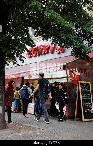 Berlin, Deutschland. 14. Juli 2017. Blick auf die Curry-Wurst-Fast-Food stehen "Curry 36" in dem Stadtteil Kreuzberg in Berlin, Deutschland, 14. Juli 2017. Foto: Jens Kalaene/Dpa-Zentralbild/ZB/Dpa/Alamy Live News Stockfoto