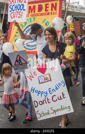 London, UK. 16. Juli 2017. Hunderte von Eltern, Kindern, Lehrern und anderen marschieren vom Damm hinunter Whitehall, Parliament Square mit Poster, Plakate, Banner und Luftballons an einer Protestkundgebung gegen ungerechte Kürzungen bei der Finanzierung der Schule. "Karneval gegen Kürzungen" wurde von Eltern in die Kampagne "Faire Finanzierung für alle Schulen" organisiert und unterstützt von der Mutter.  Arly in den inneren Ci Credit: Peter Marshall/Alamy Live News Stockfoto