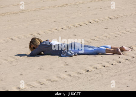 Bournemouth, Dorset, UK. 17. Juli 2017. UK-Wetter: warmen, sonnigen Tag an Stränden von Bournemouth, als Besucher gehen ans Meer, die Sonne genießen. Bildnachweis: Carolyn Jenkins/Alamy Live-Nachrichten Stockfoto