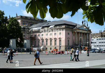 Blick auf das renovierte Gebäude der Staatsoper "Staatsoper Unter Den Linden" in Berlin, Deutschland, 17. Juli 2017. Die neue rose Lichtfarbe der Fassade ist jetzt sichtbar, nach dem Entfernen des Gerüstes. Die Farbe ist inspiriert von den ursprünglichen Ton der Oper, die eingeweiht im Jahre 1742 wurde aber im Jahre 1843 brannte. Die Staatsoper soll am 3. Oktober, nach sieben Jahren der Renovierung für die Öffentlichkeit zugänglich. Foto: Jens Kalaene/Dpa-Zentralbild/ZB Stockfoto