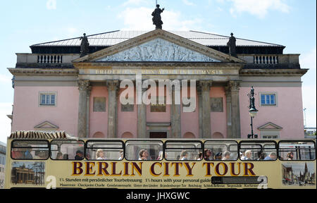 Blick auf das renovierte Gebäude der Staatsoper "Staatsoper Unter Den Linden" in Berlin, Deutschland, 17. Juli 2017. Die neue rose Lichtfarbe der Fassade ist jetzt sichtbar, nach dem Entfernen des Gerüstes. Die Farbe ist inspiriert von den ursprünglichen Ton der Oper, die eingeweiht im Jahre 1742 wurde aber im Jahre 1843 brannte. Die Staatsoper soll am 3. Oktober, nach sieben Jahren der Renovierung für die Öffentlichkeit zugänglich. Foto: Jens Kalaene/Dpa-Zentralbild/ZB Stockfoto