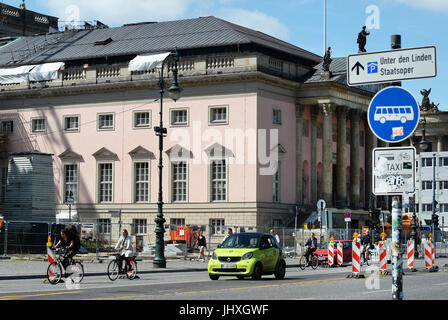 Blick auf das renovierte Gebäude der Staatsoper "Staatsoper Unter Den Linden" in Berlin, Deutschland, 17. Juli 2017. Die neue rose Lichtfarbe der Fassade ist jetzt sichtbar, nach dem Entfernen des Gerüstes. Die Farbe ist inspiriert von den ursprünglichen Ton der Oper, die eingeweiht im Jahre 1742 wurde aber im Jahre 1843 brannte. Die Staatsoper soll am 3. Oktober, nach sieben Jahren der Renovierung für die Öffentlichkeit zugänglich. Foto: Jens Kalaene/Dpa-Zentralbild/ZB Stockfoto