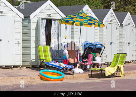 Bournemouth, Dorset, UK. 17. Juli 2017. UK-Wetter: warmen, sonnigen Tag an Stränden von Bournemouth, als Besucher gehen ans Meer, die Sonne genießen. Bildnachweis: Carolyn Jenkins/Alamy Live-Nachrichten Stockfoto