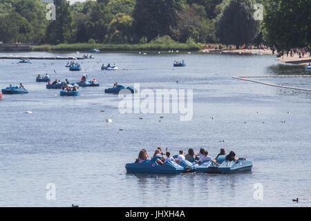 London, UK. 17. Juli 2017. Menschen genießen das Radeln auf der Serpentine im Hyde Park in der Sonne, Temperaturen zu rechnen sind Mitte der zwanziger Jahre erreichen celsius Credit: Amer Ghazzal/Alamy Live-Nachrichten Stockfoto