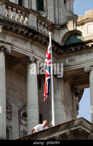 Belfast, UK. 17. Juli 2017.  Anschluß-Markierungsfahne wird hochgezogen, bis der Mast auf der Belfast City Hall zu gedenken The Duchess of Cornwall den 70. Geburtstag. Bildnachweis: Bonzo/Alamy Live-Nachrichten Stockfoto