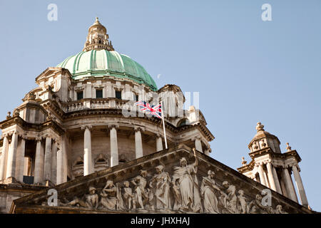 Belfast, UK. 17. Juli 2017.  Anschluß-Markierungsfahne wird hochgezogen, bis der Mast auf der Belfast City Hall zu gedenken The Duchess of Cornwall den 70. Geburtstag. Bildnachweis: Bonzo/Alamy Live-Nachrichten Stockfoto