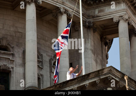 Belfast, UK. 17. Juli 2017.  Anschluß-Markierungsfahne wird hochgezogen, bis der Mast auf der Belfast City Hall zu gedenken The Duchess of Cornwall den 70. Geburtstag. Bildnachweis: Bonzo/Alamy Live-Nachrichten Stockfoto