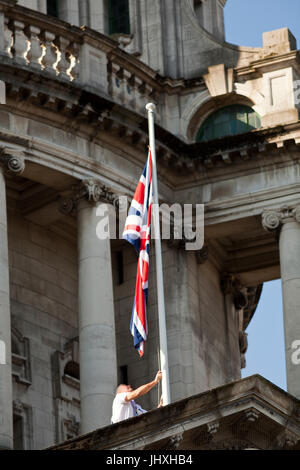 Belfast, UK. 17. Juli 2017.  Anschluß-Markierungsfahne wird hochgezogen, bis der Mast auf der Belfast City Hall zu gedenken The Duchess of Cornwall den 70. Geburtstag. Bildnachweis: Bonzo/Alamy Live-Nachrichten Stockfoto