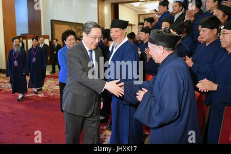 Peking, China. 17. Juli 2017. Yu Zhengsheng, Vorsitzender des Nationalkomitees der chinesischen politischen Beratenden Konferenz (CPPCC), trifft sich mit chinesischen Taoist Association (CTA) Führer und Vertreter in Peking, Hauptstadt von China, 17. Juli 2017. CTA feierte seinen 60. Geburtstag in der großen Halle des Volkes Montag. Bildnachweis: Zhang Duo/Xinhua/Alamy Live-Nachrichten Stockfoto