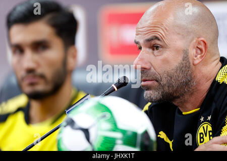 Guangzhou. 17. Juli 2017. Cheftrainer Peter Bosz (R) von Borussia Dortmund während einer Pressekonferenz für 2017 spricht International Champions Cup China in Guangzhou University City-Stadion in Guangzhou, Hauptstadt der südchinesischen Provinz Guangdong am 17. Juli 2017. Bildnachweis: Wang Lili/Xinhua/Alamy Live-Nachrichten Stockfoto