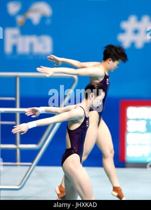 Budapest. 17. Juli 2017. Chinas Shi Tingmao/Chang Yani (vorne) konkurrieren in der Frauen 3m Sprungbrett synchronisiert Finale Tauchen bei den 17. FINA Weltmeisterschaften in Duna Arena in Budapest, Ungarn am 17. Juli 2017. Bildnachweis: Ding Xu/Xinhua/Alamy Live-Nachrichten Stockfoto