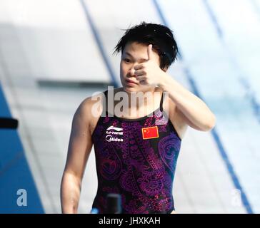 Budapest. 17. Juli 2017. Chinas Shi Tingmao Gesten während der Frauen 3 Meter-Sprungbrett synchronisiert am 17. Juli 2017 final Tauchen bei den 17. FINA Weltmeisterschaften in Duna Arena in Budapest, Ungarn. Bildnachweis: Ding Xu/Xinhua/Alamy Live-Nachrichten Stockfoto