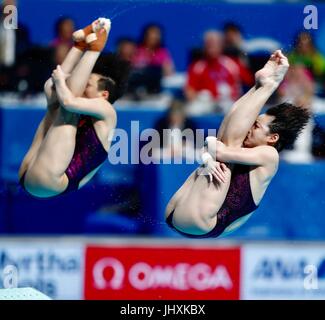 Budapest. 17. Juli 2017. Chinas Shi Tingmao/Chang Yani (R) konkurrieren in der Frauen 3 m Sprungbrett synchronisiert Finale Tauchen bei den 17. FINA Weltmeisterschaften in Duna Arena in Budapest, Ungarn am 17. Juli 2017. Bildnachweis: Ding Xu/Xinhua/Alamy Live-Nachrichten Stockfoto