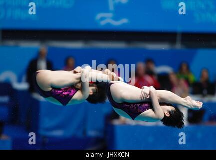 Budapest. 17. Juli 2017. Chinas Shi Tingmao/Chang Yani (R) konkurrieren in der Frauen 3 m Sprungbrett synchronisiert Finale Tauchen bei den 17. FINA Weltmeisterschaften in Duna Arena in Budapest, Ungarn am 17. Juli 2017. Bildnachweis: Ding Xu/Xinhua/Alamy Live-Nachrichten Stockfoto