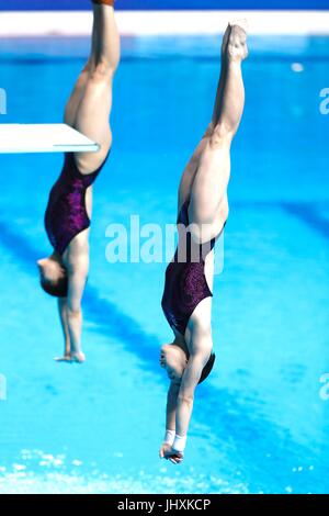 Budapest. 17. Juli 2017. Chinas Shi Tingmao/Chang Yani (R) konkurrieren in der Frauen 3 m Sprungbrett synchronisiert Finale Tauchen bei den 17. FINA Weltmeisterschaften in Duna Arena in Budapest, Ungarn am 17. Juli 2017. Bildnachweis: Ding Xu/Xinhua/Alamy Live-Nachrichten Stockfoto