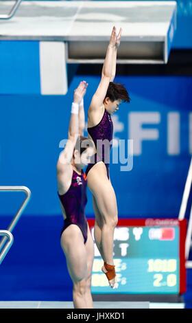 Budapest. 17. Juli 2017. Chinas Shi Tingmao (oben) und Chang Yani konkurrieren in der Frauen 3m Sprungbrett synchronisiert Finale Tauchen bei den 17. FINA Weltmeisterschaften in Duna Arena in Budapest, Ungarn am 17. Juli 2017. Bildnachweis: Ding Xu/Xinhua/Alamy Live-Nachrichten Stockfoto