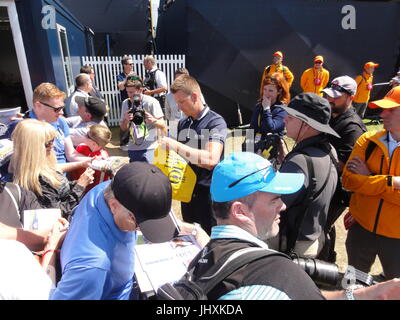 Southport, England. 17. Juli 2017. Henrick Stenson unterzeichnet Erinnerungsstücke für Fans während der Montag Praxis auf dem 146. Open Golf Championship in Royal Birkdale Golf Club Credit: Motofoto/Alamy Live News Stockfoto