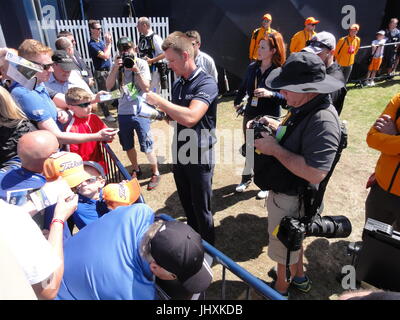 Southport, England. 17. Juli 2017. Henrick Stenson unterzeichnet Erinnerungsstücke für Fans während der Montag Praxis auf dem 146. Open Golf Championship in Royal Birkdale Golf Club Credit: Motofoto/Alamy Live News Stockfoto