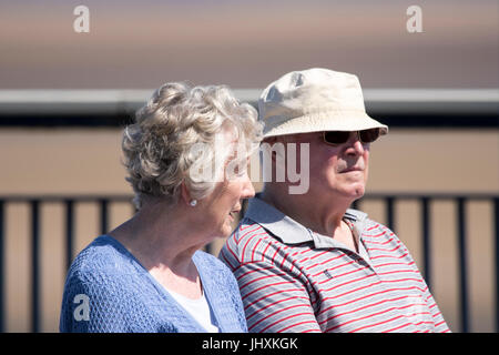 Southport, Merseyside, 17. Juli 2017. Großbritannien Wetter. Urlauber-Kopf ans Meer, die schönen Sommersonne in Southport in Merseyside genießen. Mit Zauber herrlicher Sonnenschein, die voraussichtlich im Laufe des Tages weiter wird ein schöner Tag in dem beliebten Badeort erwartet. Bildnachweis: Cernan Elias/Alamy Live-Nachrichten Stockfoto